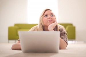 девушка мечтает за ноутбуком